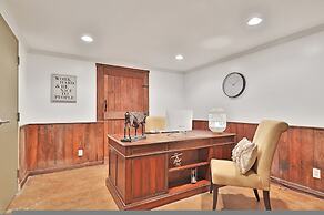 7BR Lakefront Haven Pool Hot Tub Gated 4acres