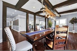 7BR Lakefront Haven Pool Hot Tub Gated 4acres