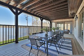 7BR Lakefront Haven Pool Hot Tub Gated 4acres