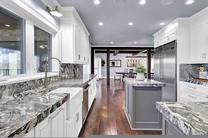 7BR Lakefront Haven Pool Hot Tub Gated 4acres