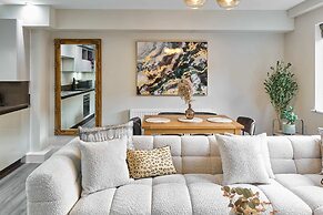 Host Stay Chic Townhouse by the Docks