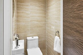 Host Stay Chic Townhouse by the Docks