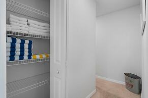 Amazing 4bdr Near Parks w Pool