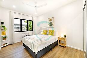 Urbanretreat Modern Outdoor Dining Backyard