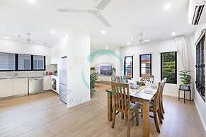 Urbanretreat Modern Outdoor Dining Backyard