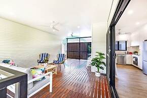 Urbanretreat Modern Outdoor Dining Backyard