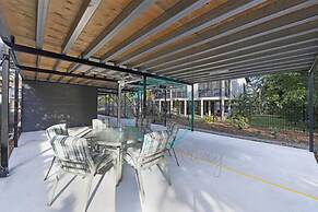 Urbanretreat Modern Outdoor Dining Backyard