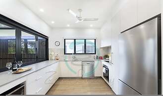 Urbanretreat Modern Outdoor Dining Backyard