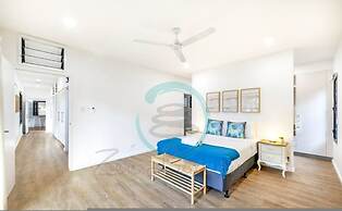 Urbanretreat Modern Outdoor Dining Backyard