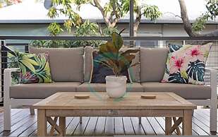 Urbanretreat Modern Outdoor Dining Backyard