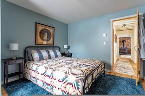 Ski Hike Lodge 5BR w Fire Pit Cozy Spaces