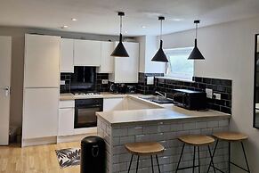 5 Guests - Pet Friendly - Balcony & Free Parking