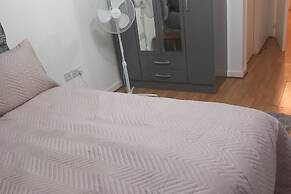 5 Guests - Pet Friendly - Balcony & Free Parking