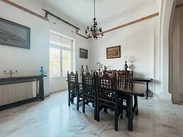 Unique Sunlit House Overlooking the Acropolis