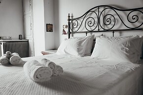 Unique Sunlit House Overlooking the Acropolis