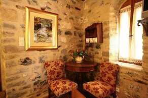 Smaragda Art Country House