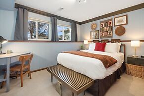 Mid-century Mod Retreat Lakefront Trails, Quiet