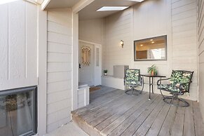 Mid-century Mod Retreat Lakefront Trails, Quiet