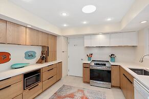 Mid-century Mod Retreat Lakefront Trails, Quiet