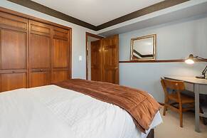 Mid-century Mod Retreat Lakefront Trails, Quiet