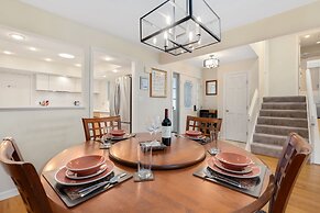 Mid-century Mod Retreat Lakefront Trails, Quiet