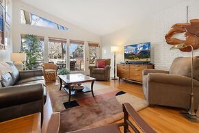 Mid-century Mod Retreat Lakefront Trails, Quiet