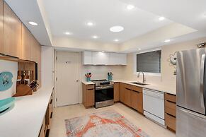 Mid-century Mod Retreat Lakefront Trails, Quiet