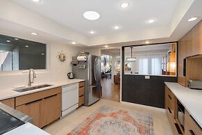 Mid-century Mod Retreat Lakefront Trails, Quiet