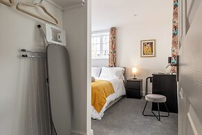 Gorgeous 1 BD in Central Cheltenham