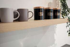 Gorgeous 1 BD in Central Cheltenham