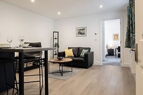 Gorgeous 1 BD in Central Cheltenham