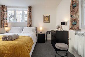 Gorgeous 1 BD in Central Cheltenham