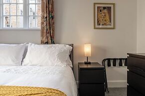 Gorgeous 1 BD in Central Cheltenham