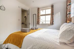 Gorgeous 1 BD in Central Cheltenham