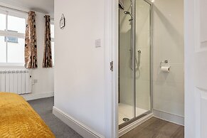 Gorgeous 1 BD in Central Cheltenham