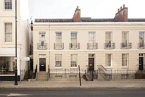 Gorgeous 1 BD in Central Cheltenham