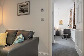 Gorgeous 1 BD in Central Cheltenham