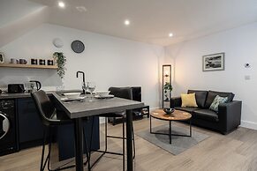 Gorgeous 1 BD in Central Cheltenham