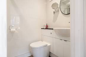 Gorgeous 1 BD in Central Cheltenham