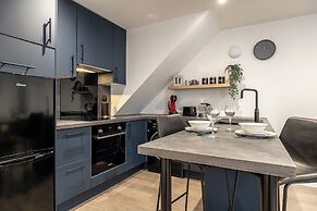 Gorgeous 1 BD in Central Cheltenham