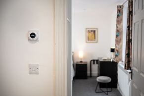 Gorgeous 1 BD in Central Cheltenham