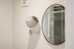 Gorgeous 1 BD in Central Cheltenham