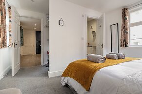 Gorgeous 1 BD in Central Cheltenham