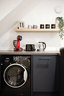 Gorgeous 1 BD in Central Cheltenham