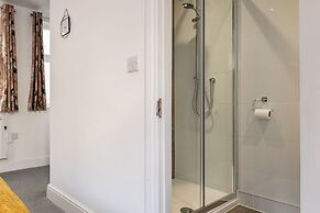 Gorgeous 1 BD in Central Cheltenham