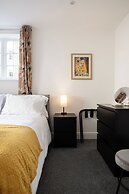 Gorgeous 1 BD in Central Cheltenham
