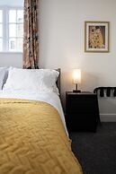 Gorgeous 1 BD in Central Cheltenham