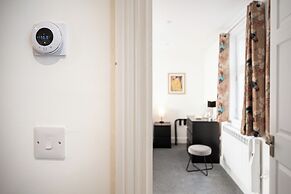 Gorgeous 1 BD in Central Cheltenham