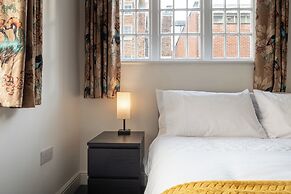 Gorgeous 1 BD in Central Cheltenham