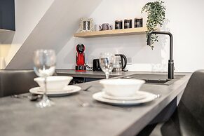 Gorgeous 1 BD in Central Cheltenham